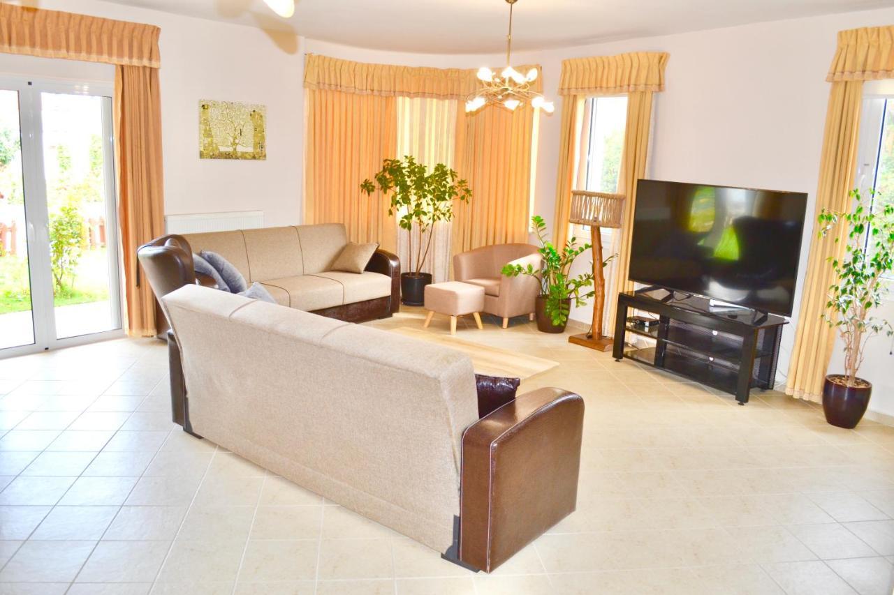 Giorgos Large Size Apartments -Family Friendly With Free Parking And Yard Views Iraklio Eksteriør billede
