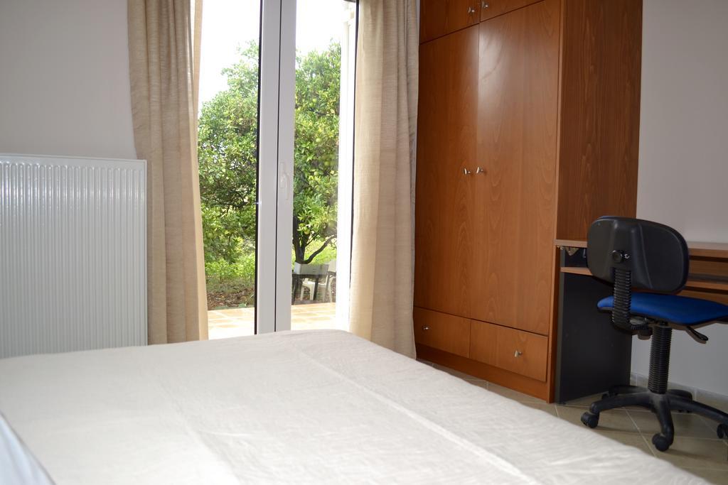 Giorgos Large Size Apartments -Family Friendly With Free Parking And Yard Views Iraklio Eksteriør billede